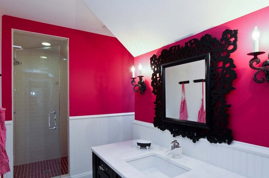 Interior de baño descarado con un tono frambuesa muy brillante