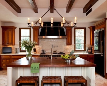 Drevená dekorovaná kuchyňa s dvoma oknami