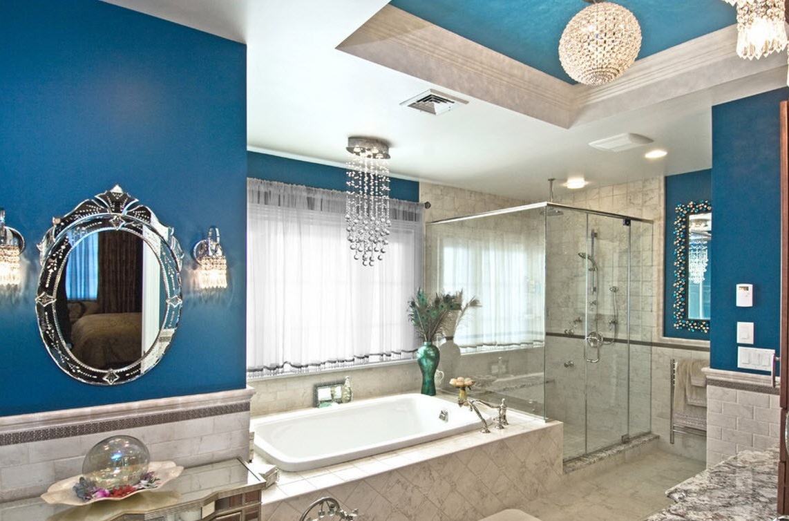 Svetlý interiér kúpeľne pomocou modrej, ktorá je prítomná v moderovaní