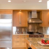 Nydelig kjøkkeninnredning med kjøleskap innebygd i settet