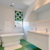 Una altra opció és de color blanc amb verd per crear un interior lluminós del bany