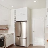 På et lite kjøkken er det bedre å plassere et kjøleskap ved døren
