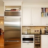 El refrigerador en la puerta es la solución perfecta para una cocina pequeña.