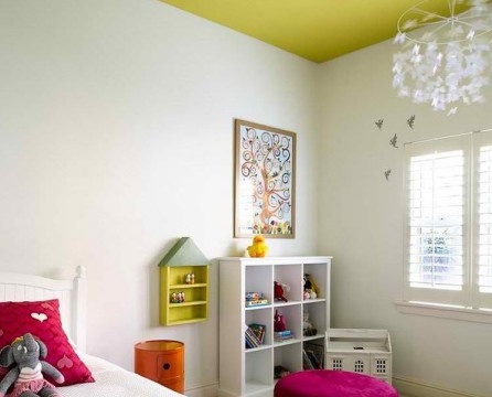 Bílé stěny a barevný strop v dětském pokoji