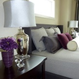 Purple touches in the design of the bedroom