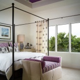Violetas krāsas pieskārieni guļamistabas dizainā