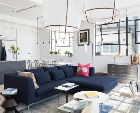 Intérieur de style loft blanc