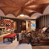 Luxurious ceiling in the bedroom
