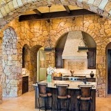 Decorazione in pietra all'interno di una cucina moderna