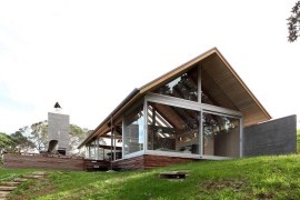 Dom z drewnianym tarasem