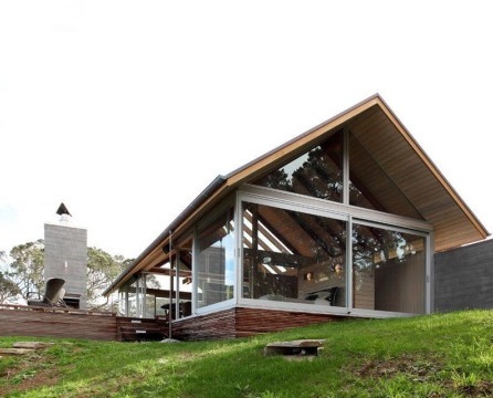 Dom z drewnianym tarasem