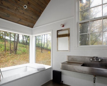 Koupelna s oknem do lesa