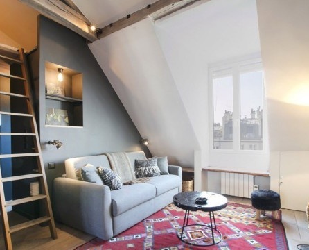 Intérieur d'un appartement mansardé à Paris