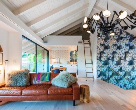 Interiér obývacího pokoje v moderní chalupě