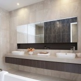 Spegel för ett modernt badrum