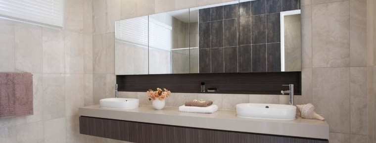 Spiegel voor een moderne badkamer