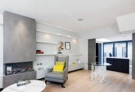 Interiør i en moderne leilighet med loft