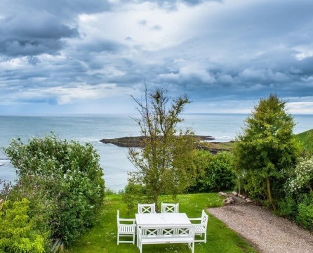 Maison écossaise au bord de la mer