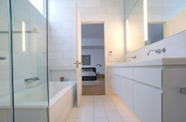 Sněhobílý design koupelny