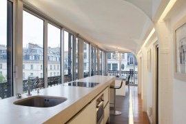 Panoramik pencereler boyunca mutfak alanı