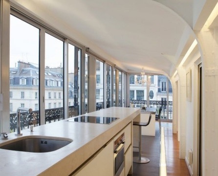 Kuchyňská linka podél panoramatických oken