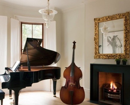 Interior de una habitación con piano.