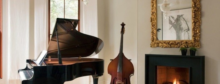 Εσωτερικό ενός δωματίου με πιάνο