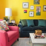 Dzeltens dzīvojamās istabas interjers