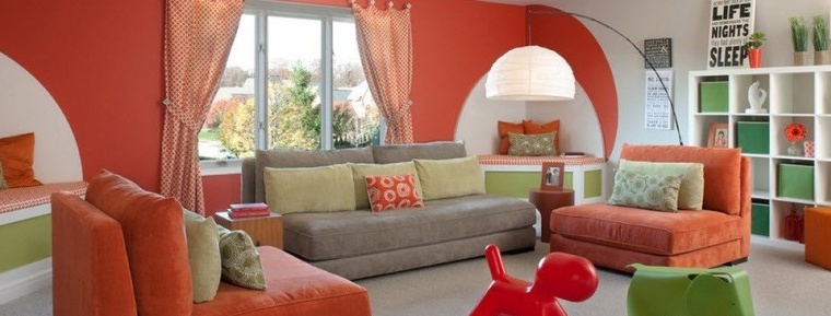 Decoración del salón en tonos naranjas.