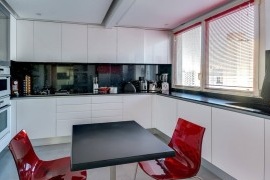 Moderní kuchyňský interiér ve tvaru písmene U