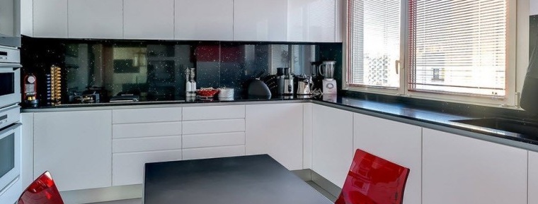Interior de cuina moderna en forma d’U