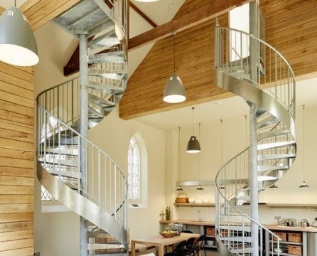 Escaleras de caracol en el interior de una casa de campo