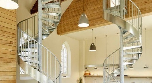 Escaleras de caracol en el interior de una casa de campo