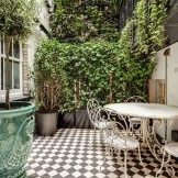 Terrasse confortable avec des plantes vivantes