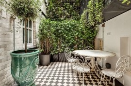 Terrasse confortable avec des plantes vivantes