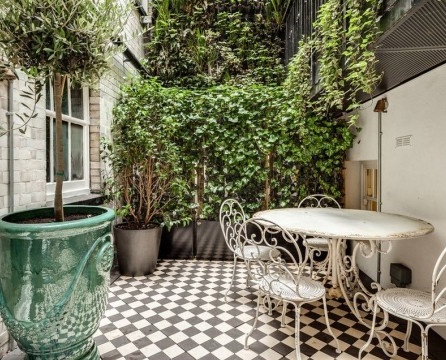 Terrasse confortable avec des plantes vivantes