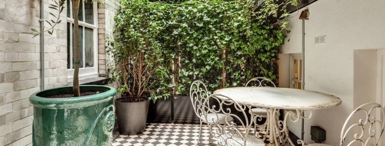 Koselig terrasse med levende planter