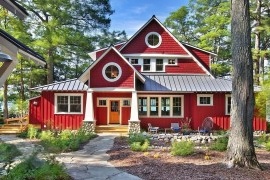 Fasada prywatnego domu w kolorze czerwonym