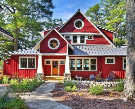 Fasade på et privat hus i rødt