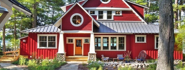 Πρόσοψη ενός ιδιωτικού σπιτιού με κόκκινο χρώμα