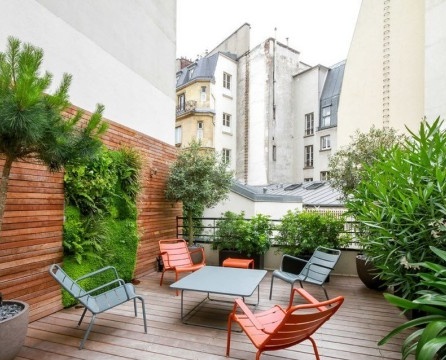 Terraza verde en la ciudad