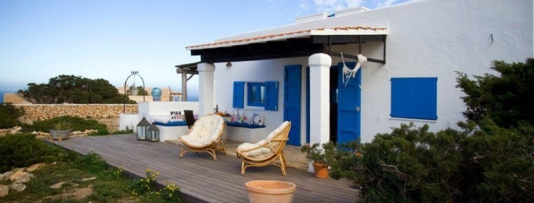 Utendørs terrasse i et spansk landsted