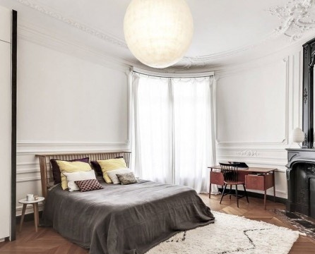 Chambre lumineuse et confortable