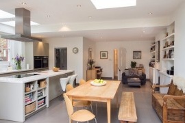 Moderní design interiéru obývacího pokoje v kuchyni