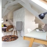 Interiør i en parisisk leilighet i hvite farger