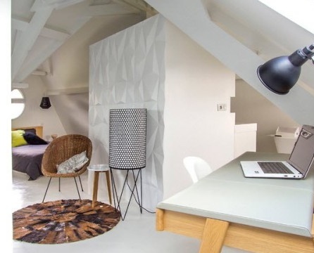 Intérieur d'un appartement parisien aux couleurs blanches