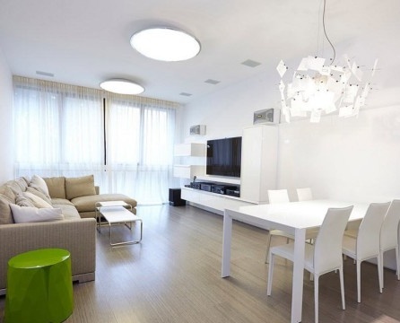 Diseño blanco como la nieve de un apartamento en Moscú