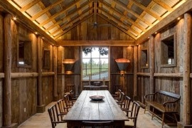 חדר אוכל בבית כפרי מעץ