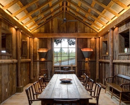 Salle à manger dans une maison de campagne en bois