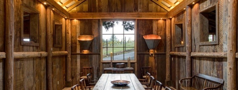 Jedáleň v drevenom vidieckom dome